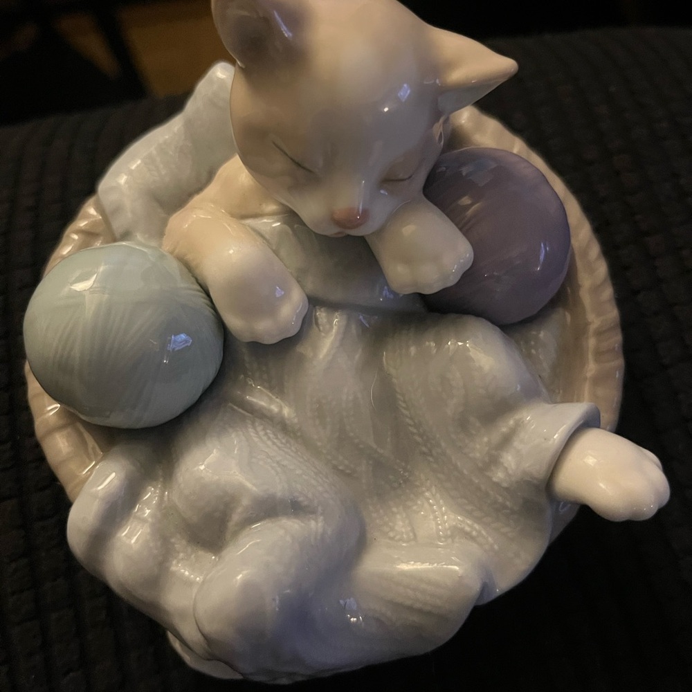 Nao 1407 Napping Cat in a Basket Figurine